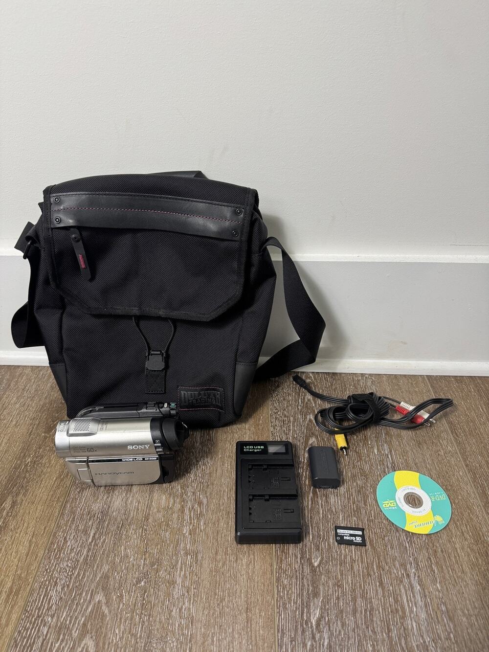 Sony DCR-DVD610 HandyCam Bundle - Tested & Working